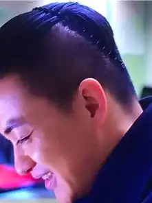 周一围这次的大背头让人引起不适,网友能从他头上刮出3斤油来

