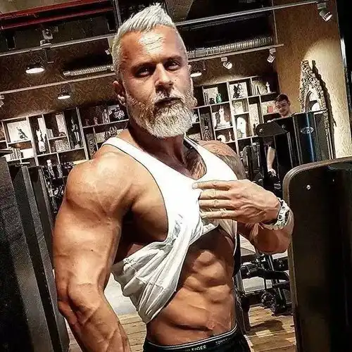 他一夜功夫头发胡子花白,却成为让女生尖叫的男神
