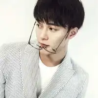 qq头像男生时尚超拽范男生
