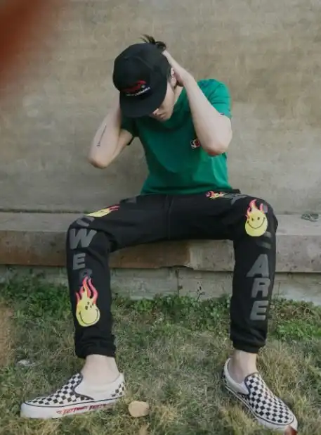 撕漫男吴亦凡,极品颜值搭配完美比例,堪比行走的衣架子
