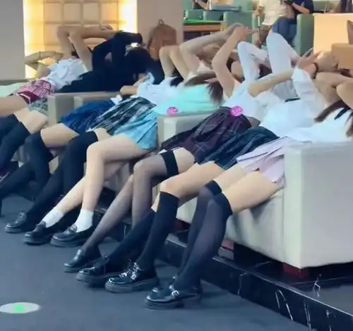 杭州酒馆安排美女在男生怀里跳舞,还有更不堪服务全网炸锅
