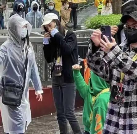 黄晓明一家三口同框,游玩北京影城,baby抱着小海绵合照