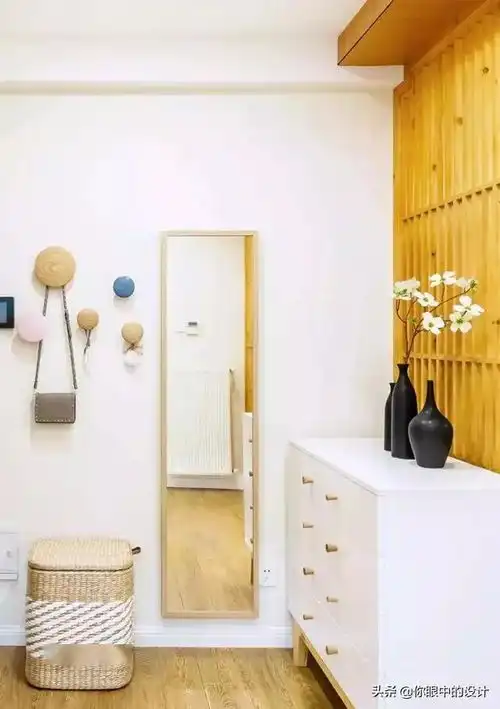 入户玄关,装上柜子隔断屏风隔断,既避免风水的尴尬,又美观作为
