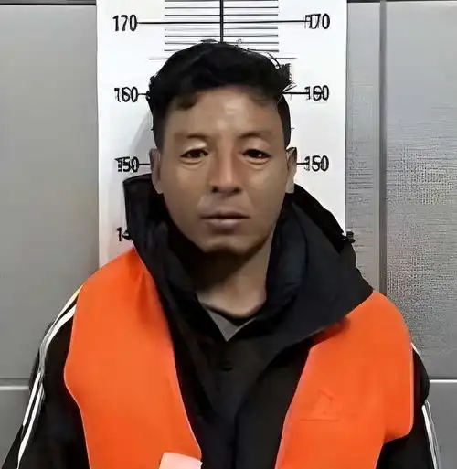 41岁嫌犯指认现场时袭警逃脱,3万块悬赏缉拿,逃脱原因令人费解
