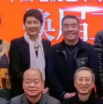 中视协工委换届众星齐聚,会长陈宝国红光满面,倪萍陈建斌站角落
