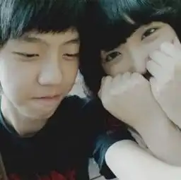 帮我找一个初中女生捂嘴男生笑着的头像女生要短发不染发男生不要太外国化要可爱点
