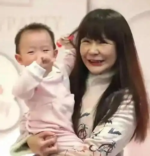 黄一鸣妈妈出镜,一个行为引起网友反感,越来越多人支持王思聪
