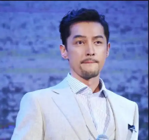 男明星留胡子堪比整容,彭于晏胡歌最帅,肖战像换了个人
