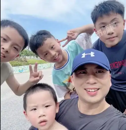 惊了91年小伙盼二胎是女儿,却连生六个儿子
