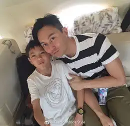 张智霖袁咏仪爱子近照曝光越来越帅
