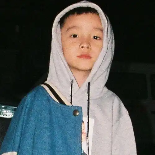 男生头像一点点酷意
