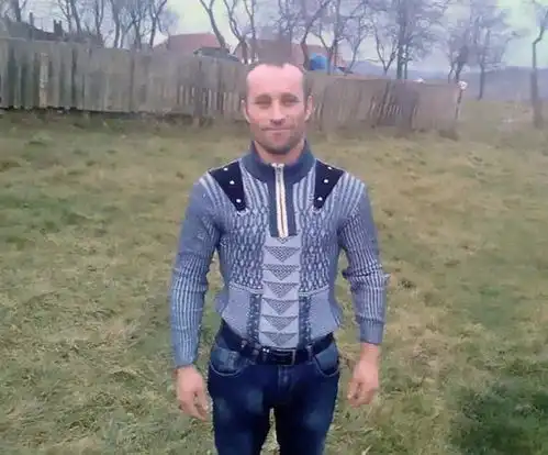 罗马尼亚男子因妻子不能生育,与12岁继女生俩孩子被判入狱
