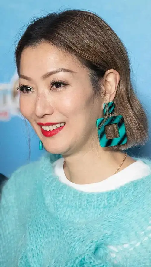 郑秀文真会穿湖蓝色毛衣搭配黑色长裤清新简约,又美出新高度
