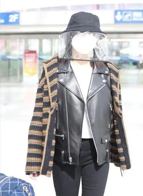 辛芷蕾全副武装现身机场,姥姥衫里穿皮衣,头戴面罩包裹太严实
