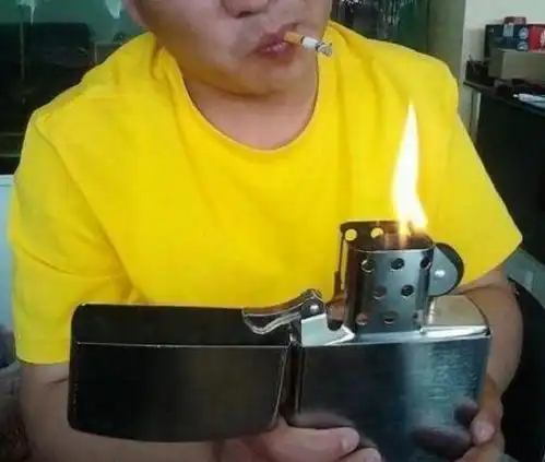 搞笑段子电影院内一对情侣在看电影,男的不停向女孩

