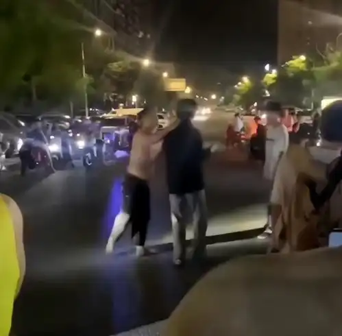 广西一男子醉酒,劫持学生并口出狂言,遭路人群殴网友爽
