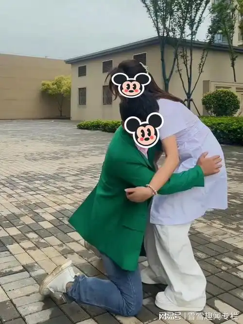 男子手捧鲜花去相亲,遇到救命恩人,他含着泪给恩人行大礼
