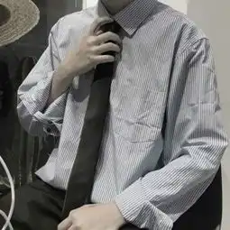 小清新白衬衫侧脸和半身男生头像
