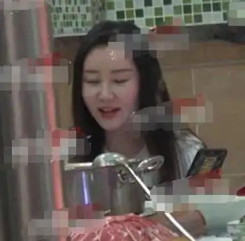 舒畅疑恋上富豪深夜牵手男士共回酒店,曾被传已领证结婚
