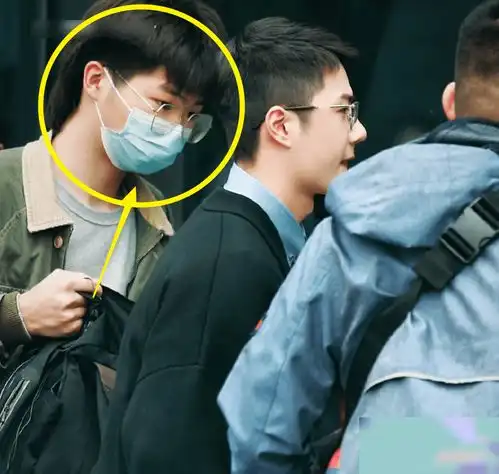 王一博戴眼镜录制好绝,生图曝光后,男助理的颜值却丝毫不输
