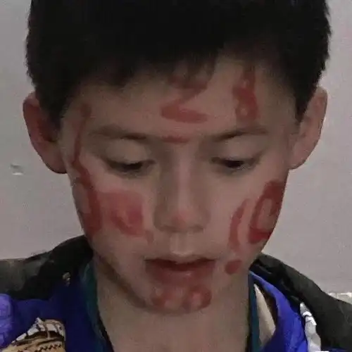 臭宝该换微信头像啦
