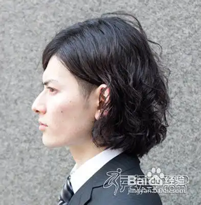 2012年男士中长发发型展现男士成熟稳重的一面
