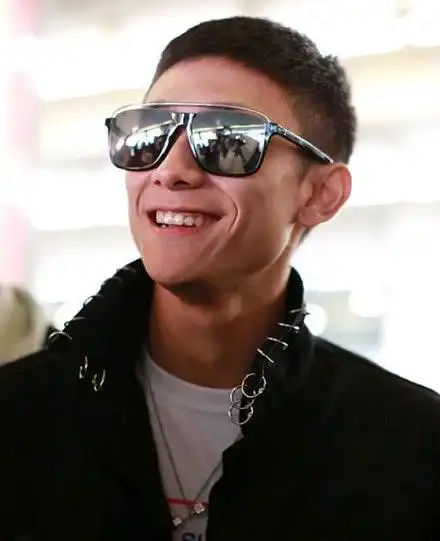 翻星光市集男神们的牌子是什么体验
