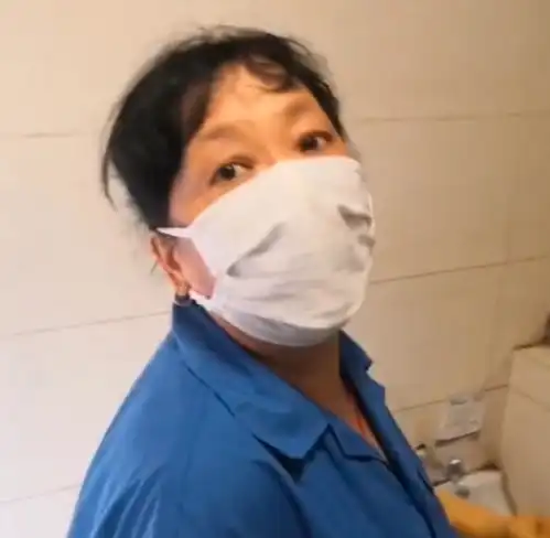 保洁大妈进男厕被男子责骂,大妈委屈回应明明是他不关门
