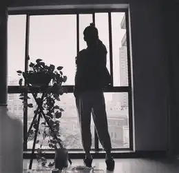 男头背影黑白
