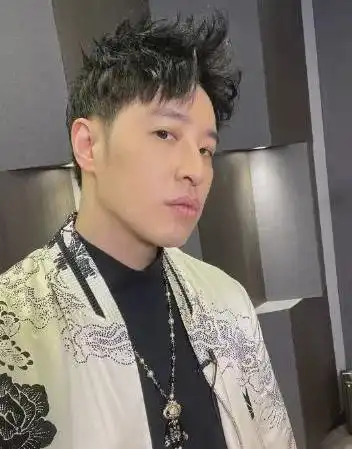 潘玮柏身材爆炸惊现三层下巴网友这是真人版愤怒的小鸟
