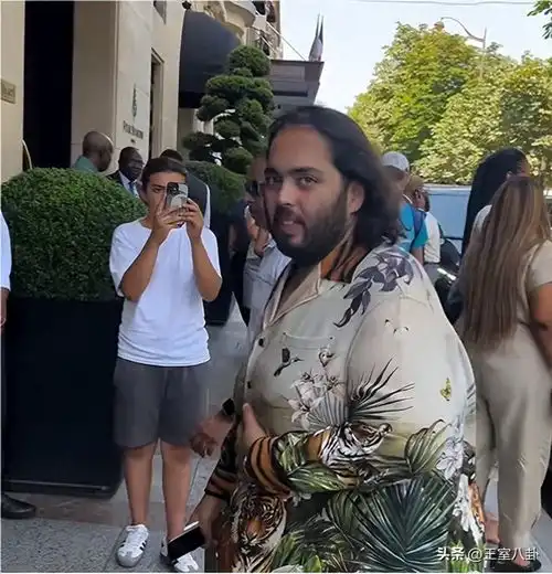 印度首富之子带新婚妻子看奥运,被粉丝围观求合影,比明星受欢迎
