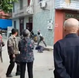 福建一父亲想再婚儿子担心财产被分当街暴打亲爹
