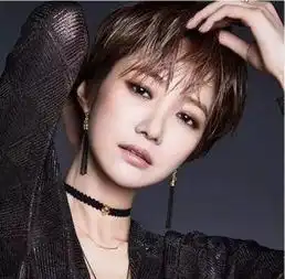 男明星戴狗链井柏然像戴大妈的丝巾,吴磊脖子都被勒出褶了
