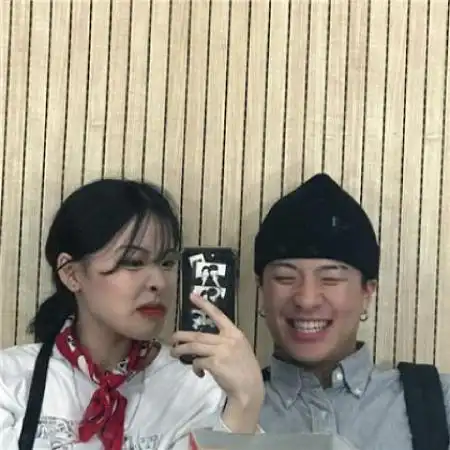 搞怪的情侣头像,真人搞怪情侣头像奇葩一对
