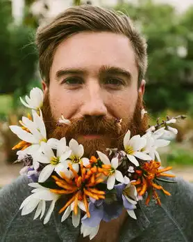 美男性凌乱胡须插花掀起另类波西米亚风
