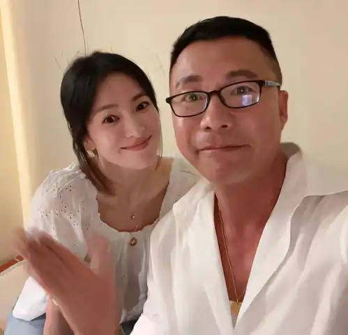 42岁宋慧乔与男友人自拍穿白衬衫嫩得像个水蜜桃,让人心动
