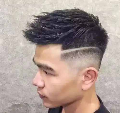 造型用干胶好,还是发泥发蜡好发型师告诉你
