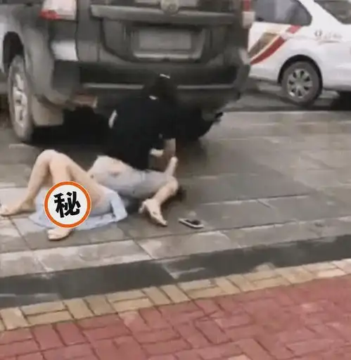 闹大了男人开豪车载小三被堵,原配骑小三身上抠,男人偷偷溜走
