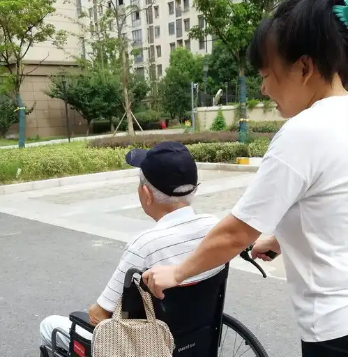 75岁男主人瘫痪在床,被31岁女保姆数次性侵,事后还被要求分家产
