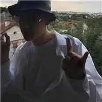 男生头像戴帽子遮脸
