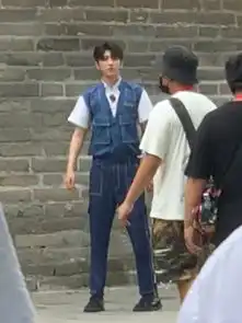 蔡徐坤遇见天坛路透图分享清新少年变呆萌小葵
