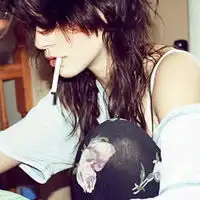 抽烟非主流颓废女生头像每晚只能用香烟来把我麻醉
