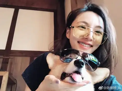 王思聪抱美女现身迪士尼,他隔空穿情侣装,这波恩爱秀的高明