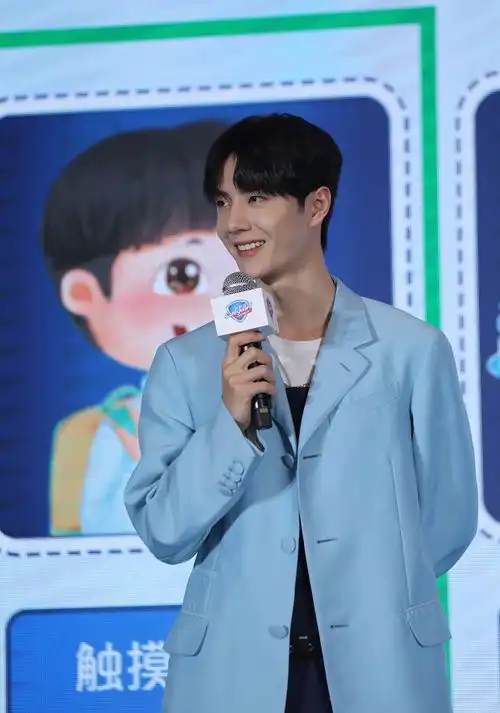 王一博活动生图被疯传,离开10级ps,才懂啥叫做撕漫男
