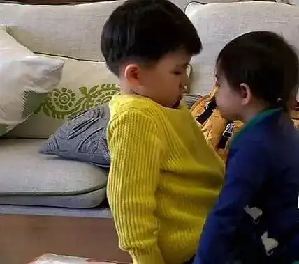 你到底跟谁玩男孩被女娃拽衣逼墙角质问,网友是爱谈恋爱吗
