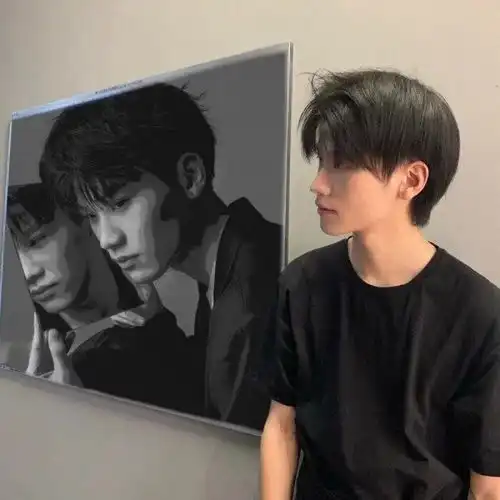 高冷男生头像躲得过初一躲不过你
