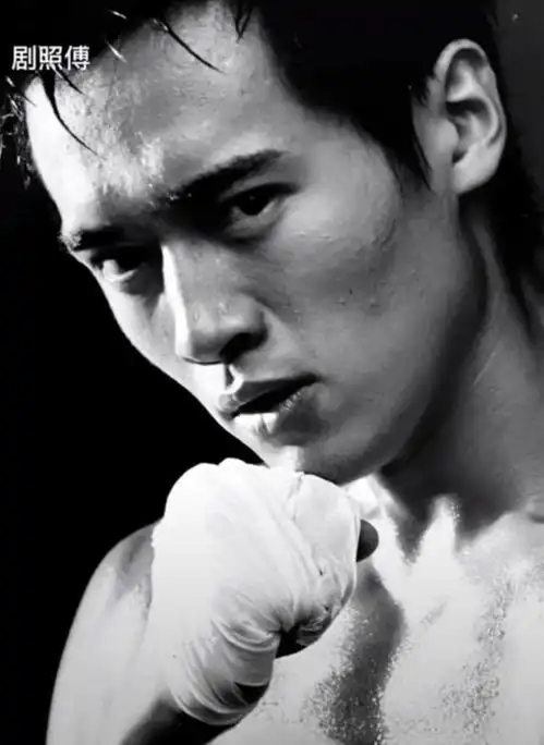 高云翔十多年前出道旧照曝光高颜值好身材并存
