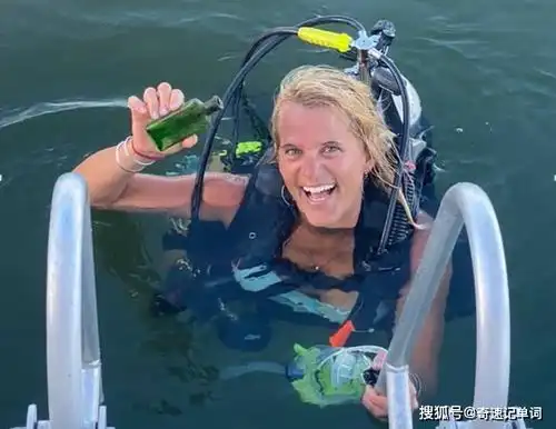 奇速英语时文阅读女子在切博伊根河里捡到一个来自95年前的漂流瓶

