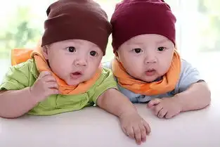 女子生下双胞胎,孩子长大,丈夫疑心做亲子鉴定,一个是前男友的
