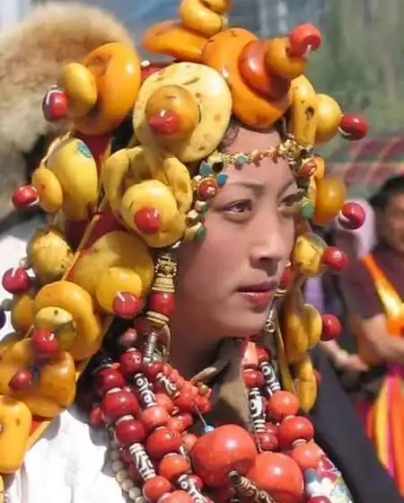 火遍全网的藏族美少年丁真,又纯又野,藏族珠宝,了解一下
